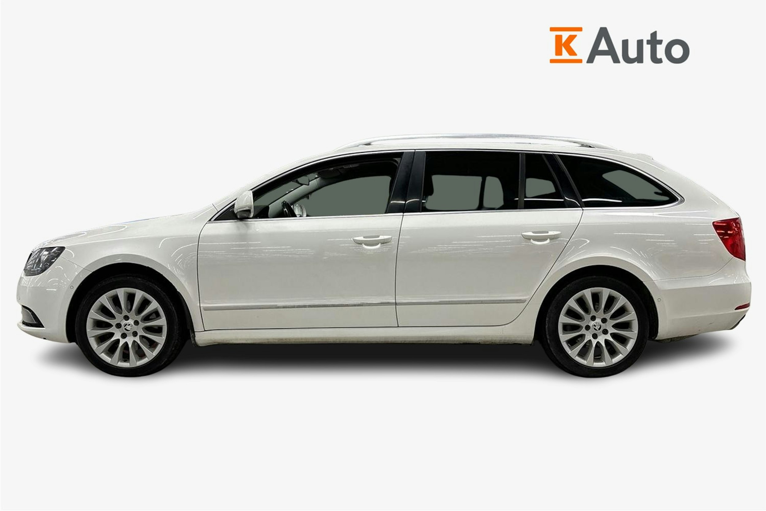 valkoinen Skoda Superb 2014 kuva 5.
