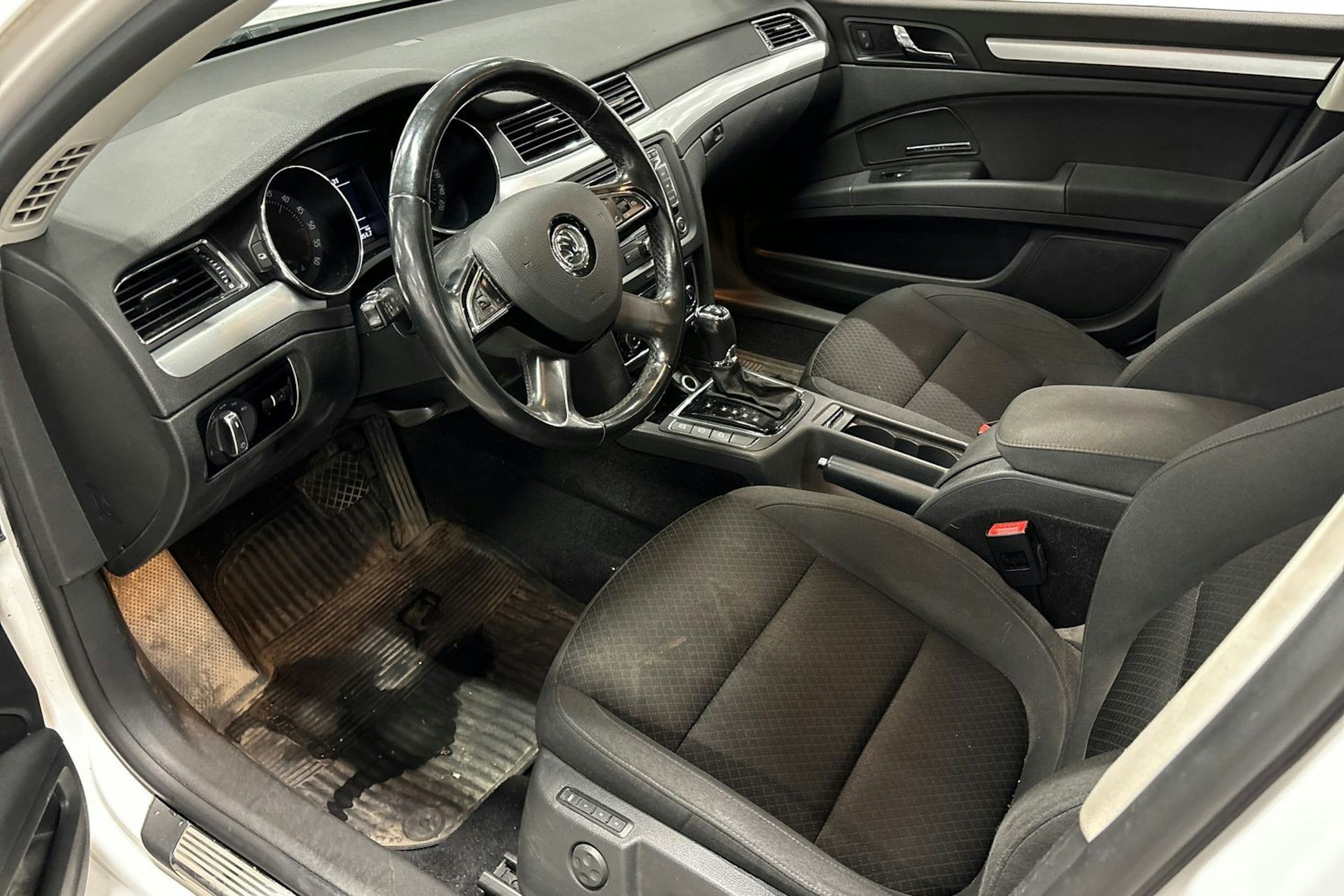 valkoinen Skoda Superb 2014 kuva 6.