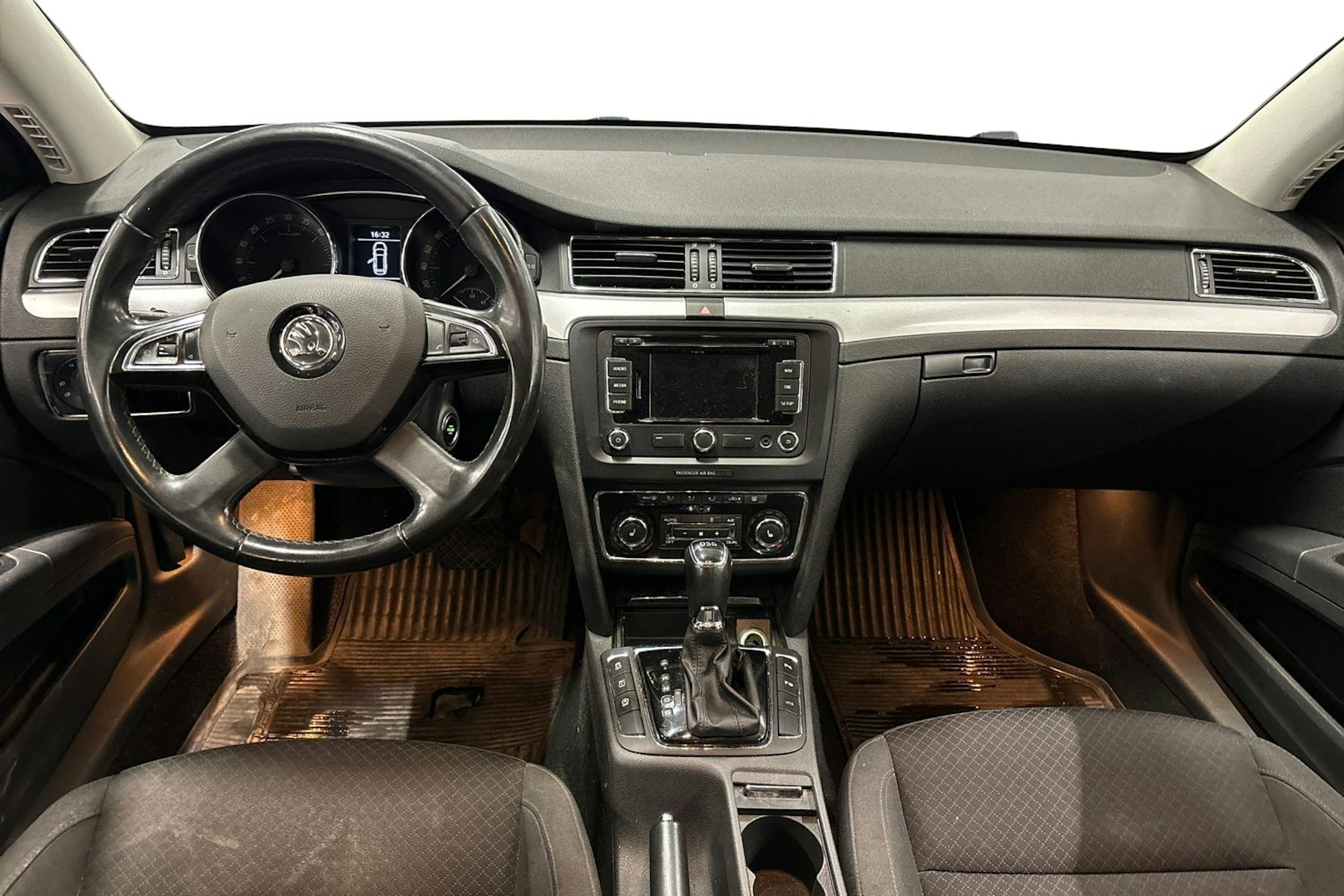 valkoinen Skoda Superb 2014 kuva 7.