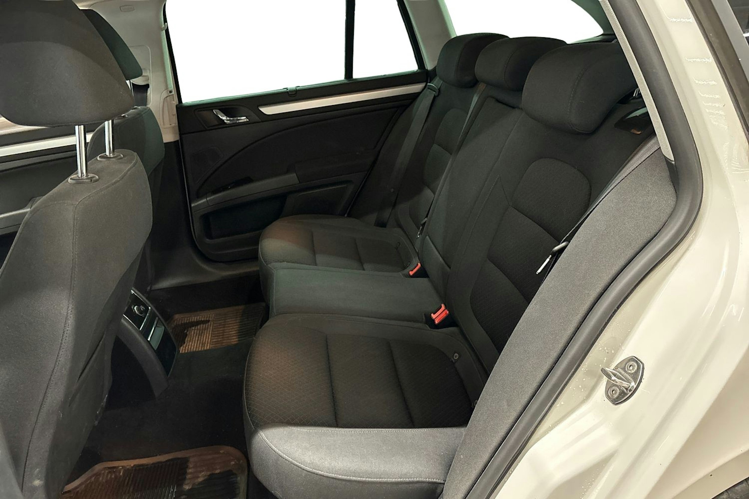 valkoinen Skoda Superb 2014 kuva 8.