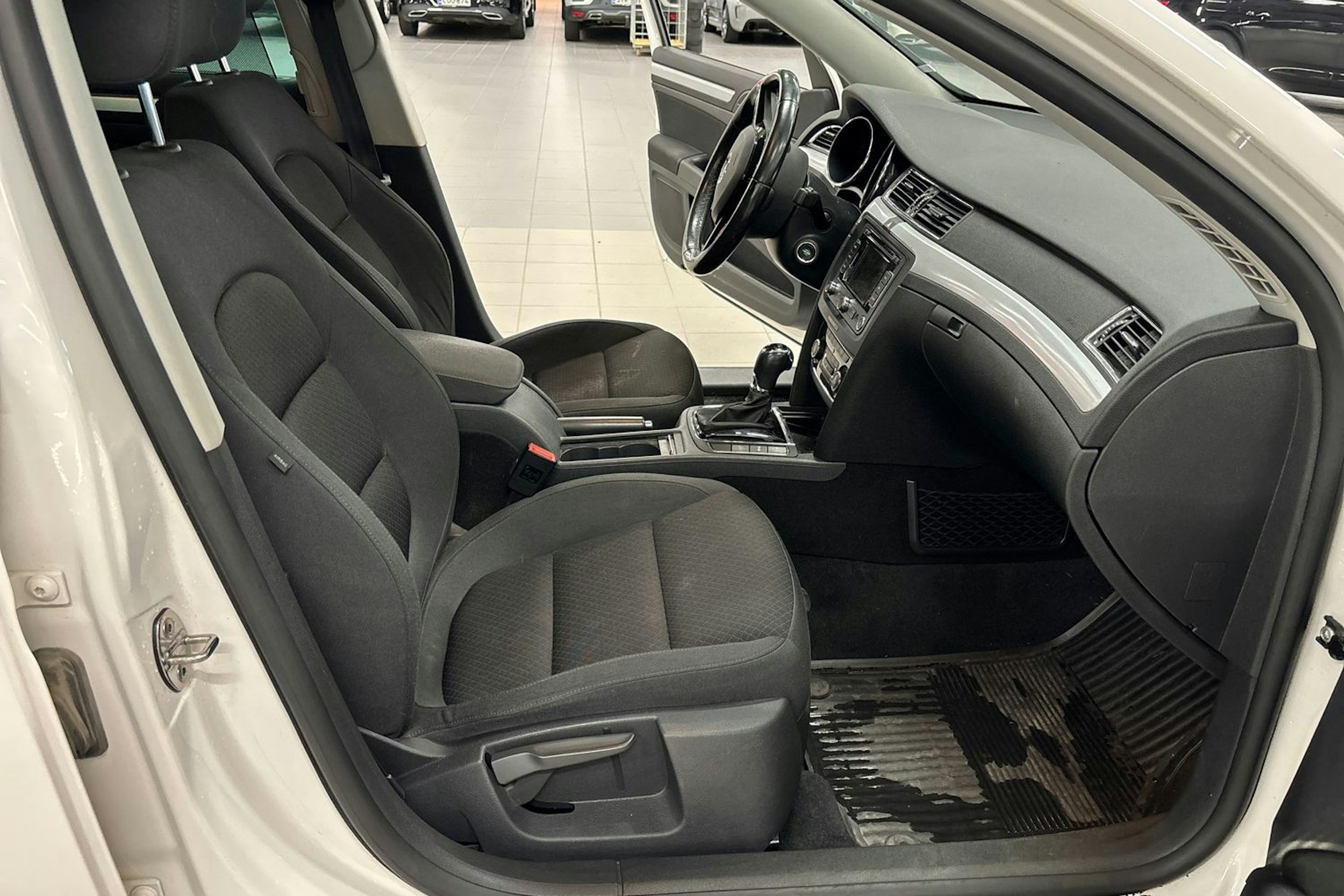 valkoinen Skoda Superb 2014 kuva 11.