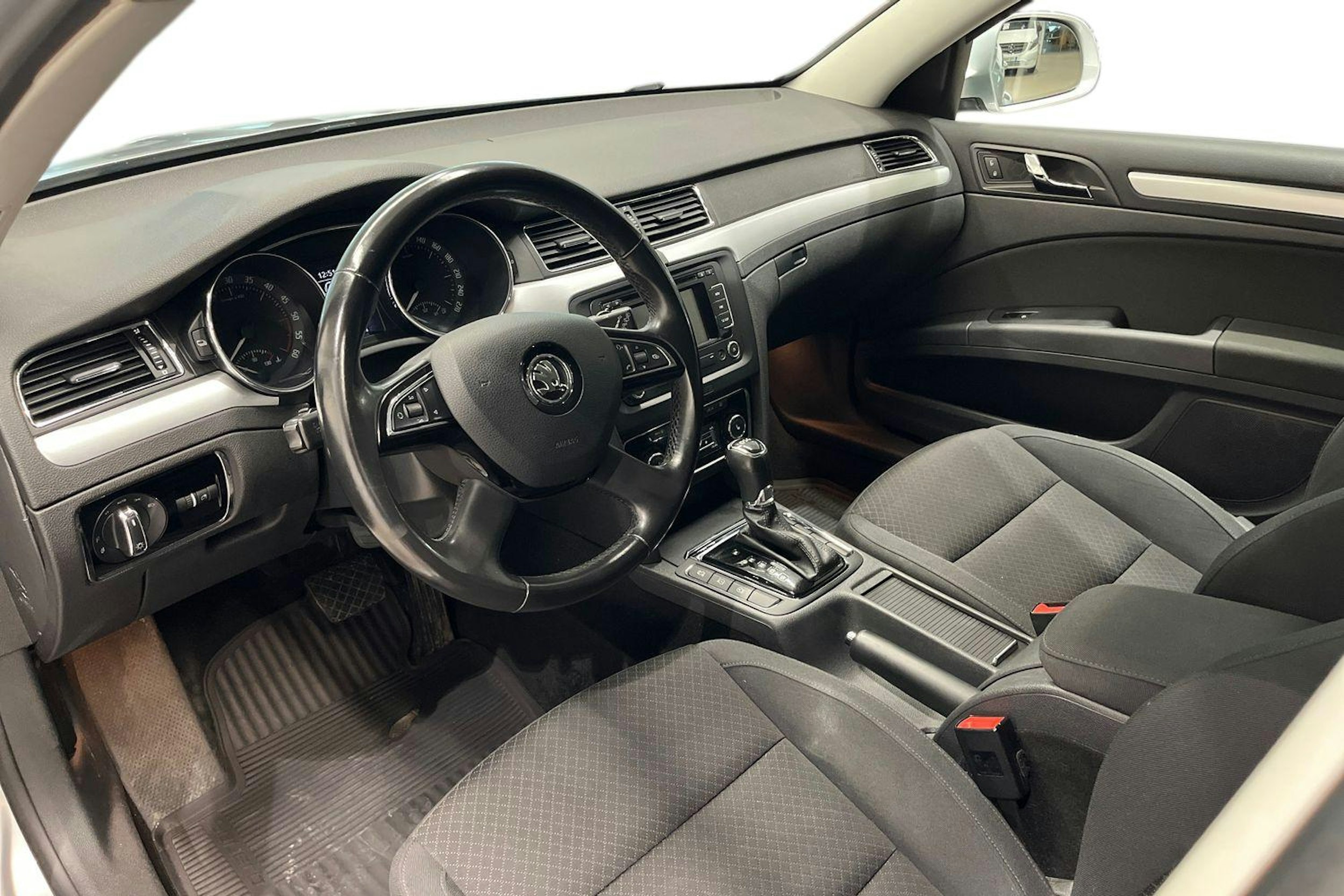 Hopea Skoda Superb 2014 kuva 7.
