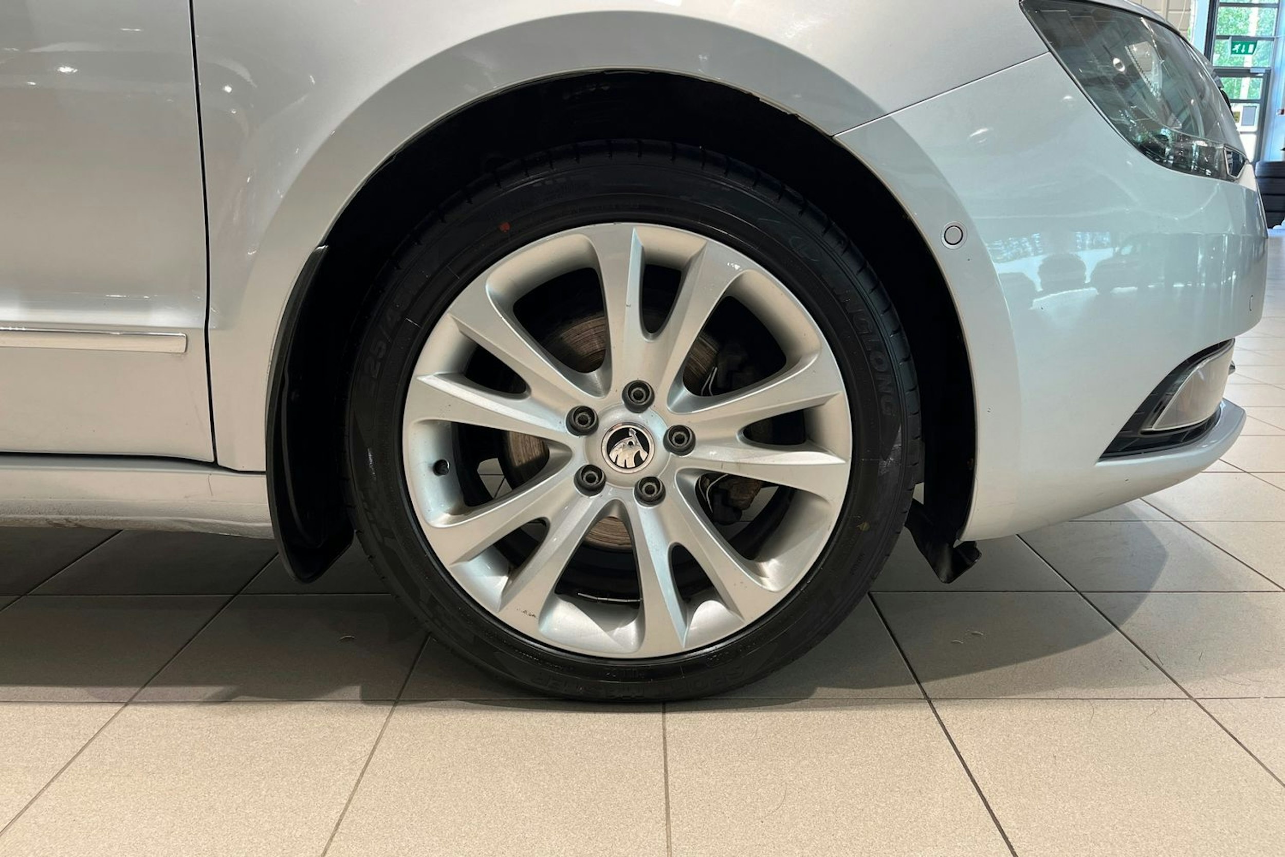 Hopea Skoda Superb 2014 kuva 13.