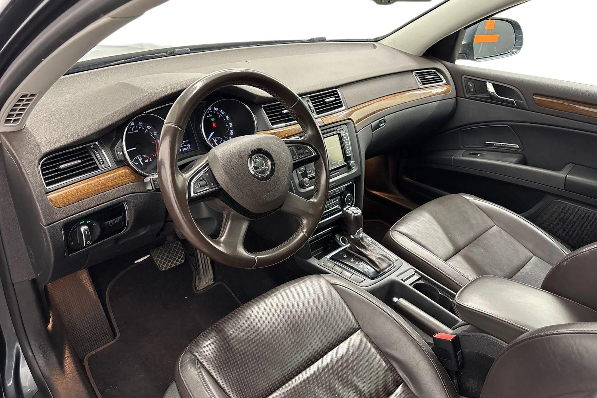 hopea Skoda Superb 2014 kuva 8.