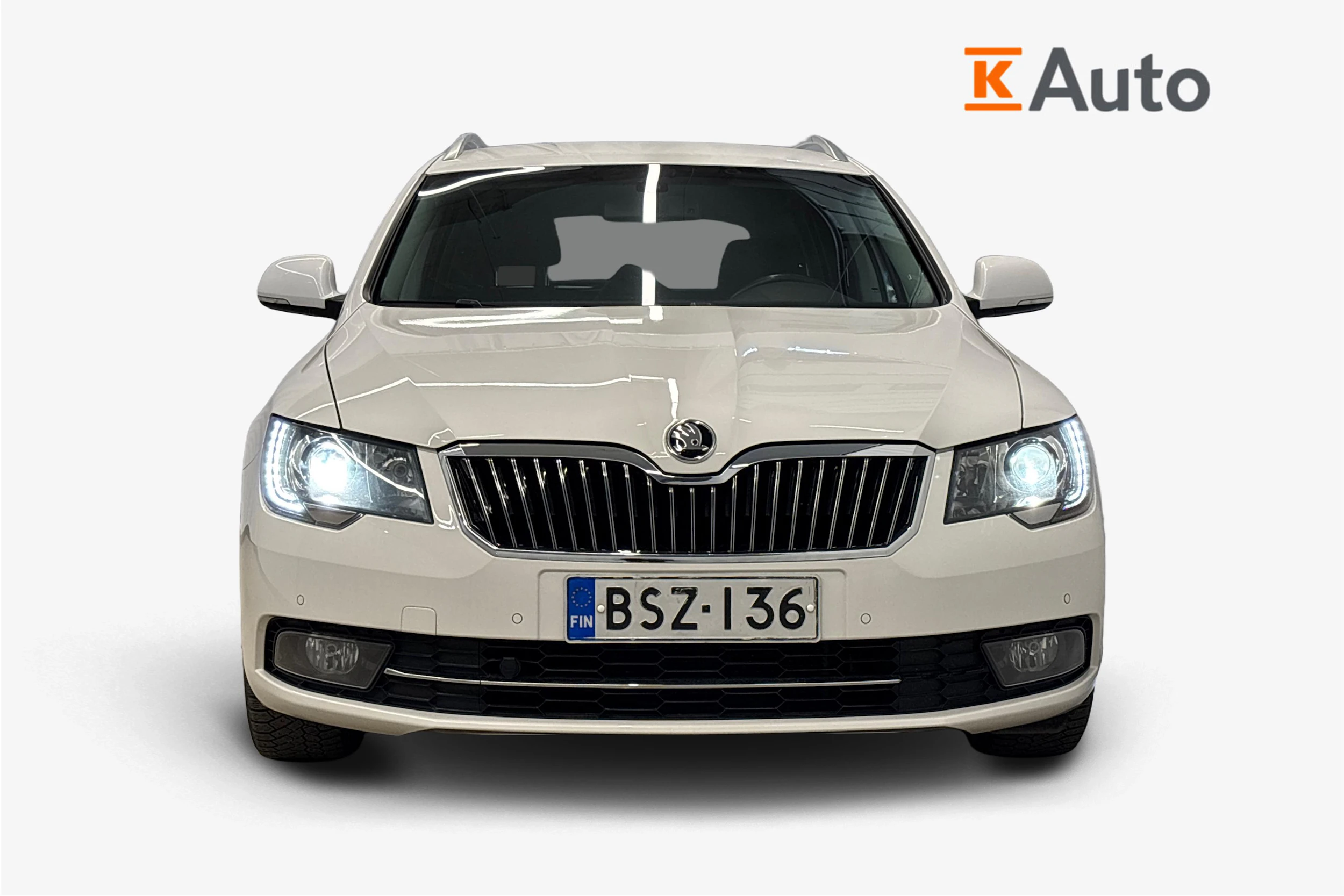valkoinen Skoda Superb 2015 kuva 4.