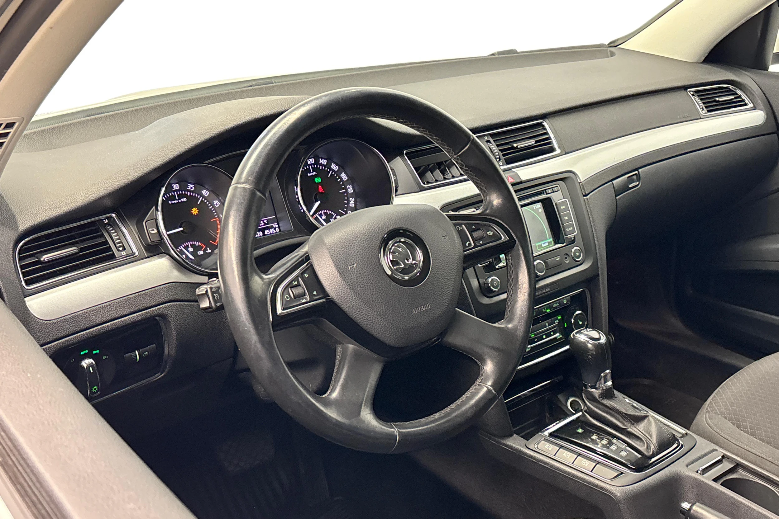 valkoinen Skoda Superb 2015 kuva 6.