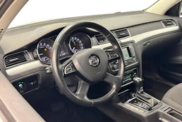 valkoinen Skoda Superb 2015 kuva 6.