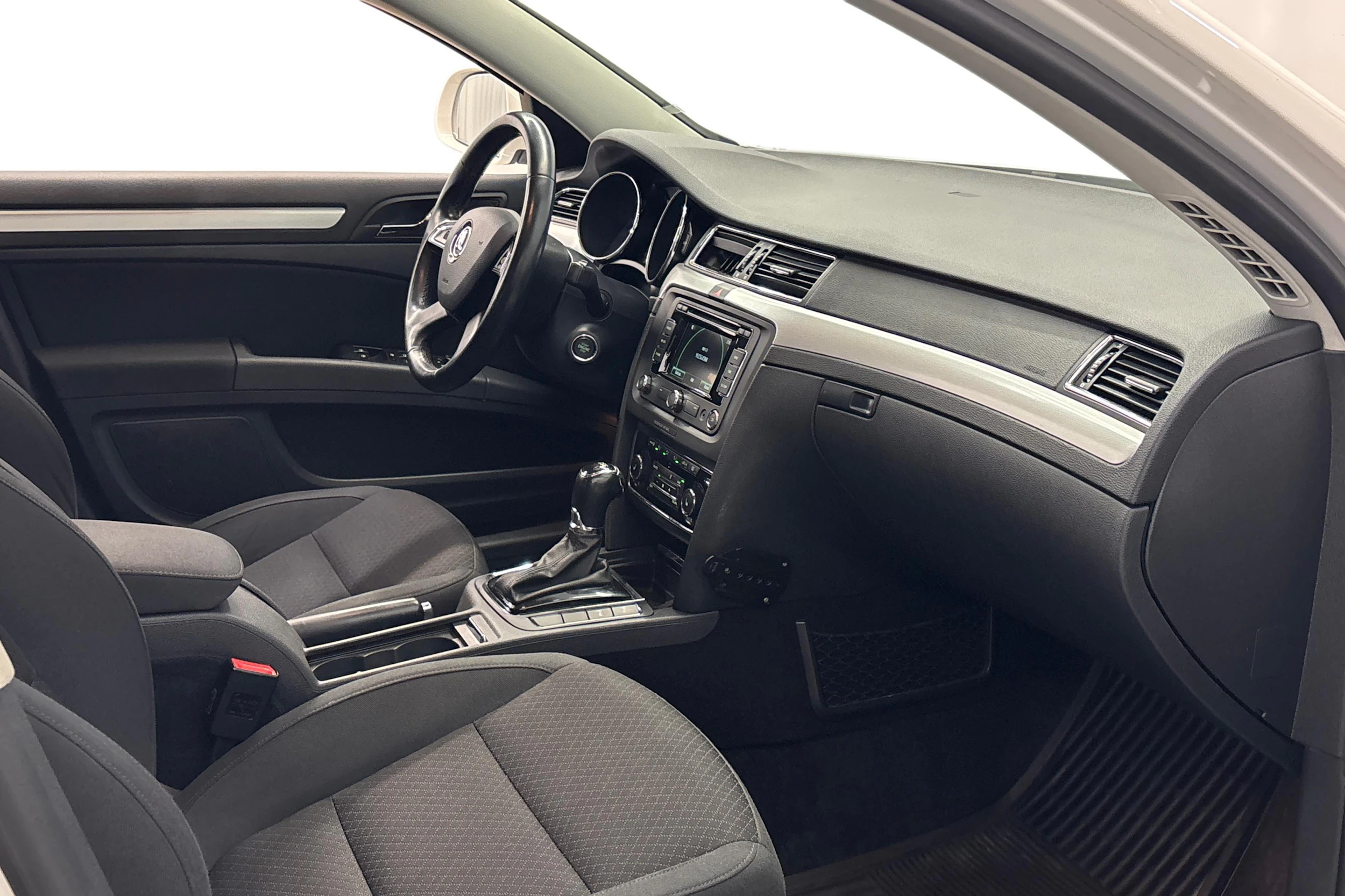 valkoinen Skoda Superb 2015 kuva 8.