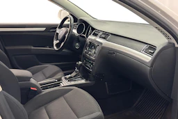 valkoinen Skoda Superb 2015 kuva 8.