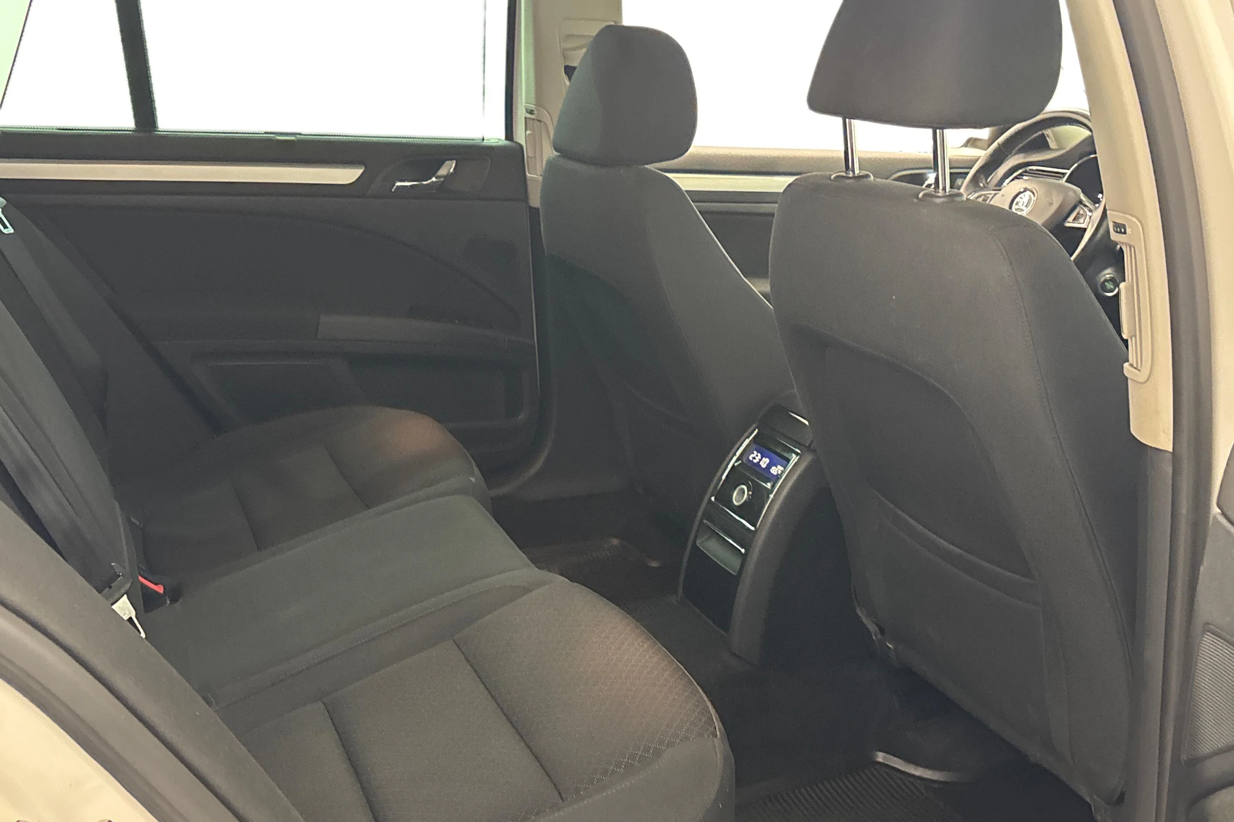 valkoinen Skoda Superb 2015 kuva 9.