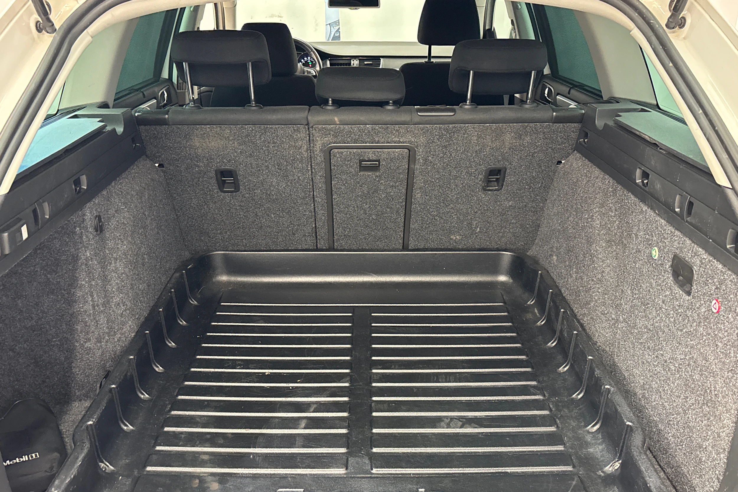 valkoinen Skoda Superb 2015 kuva 11.