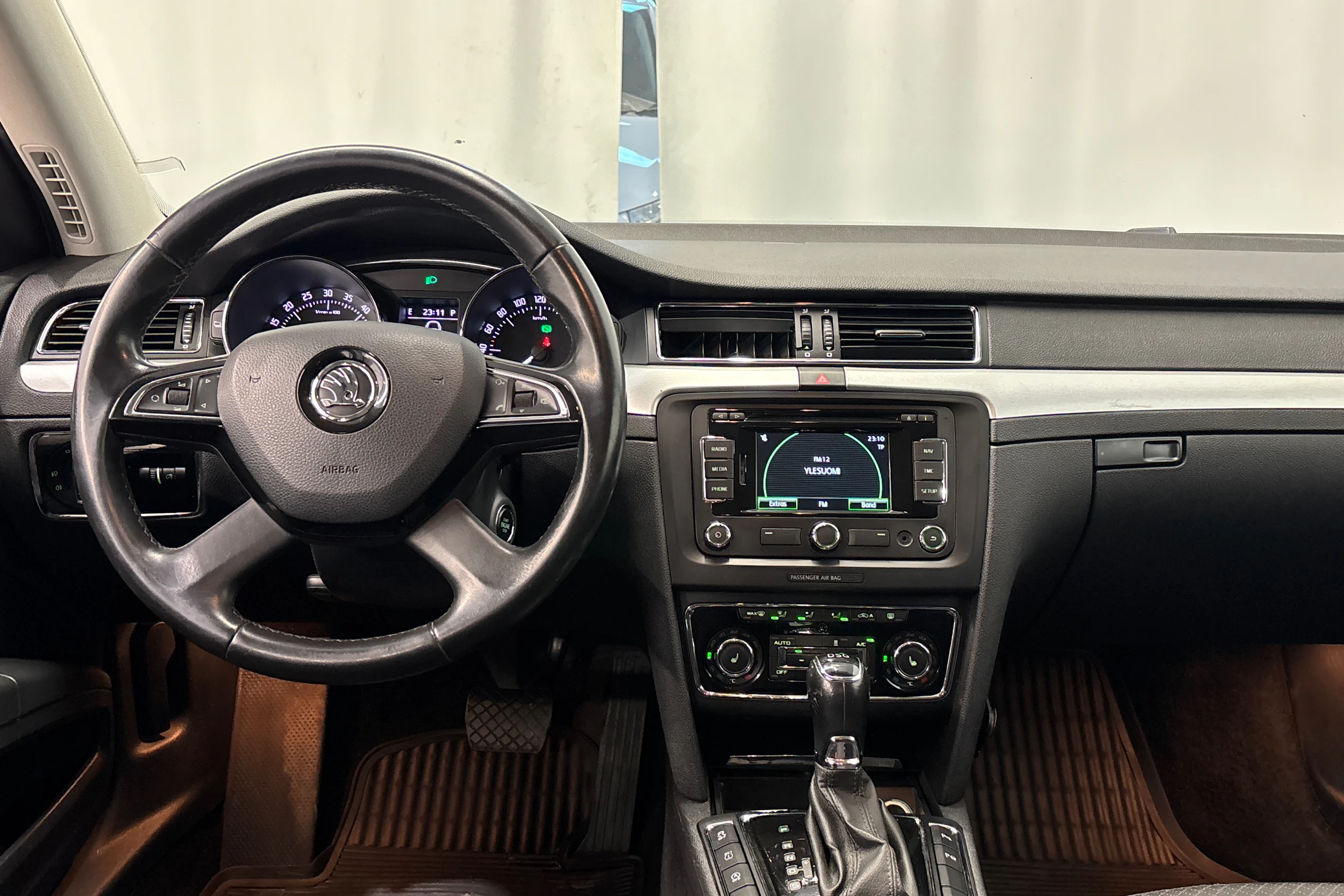 valkoinen Skoda Superb 2015 kuva 12.