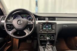 valkoinen Skoda Superb 2015 kuva 12.