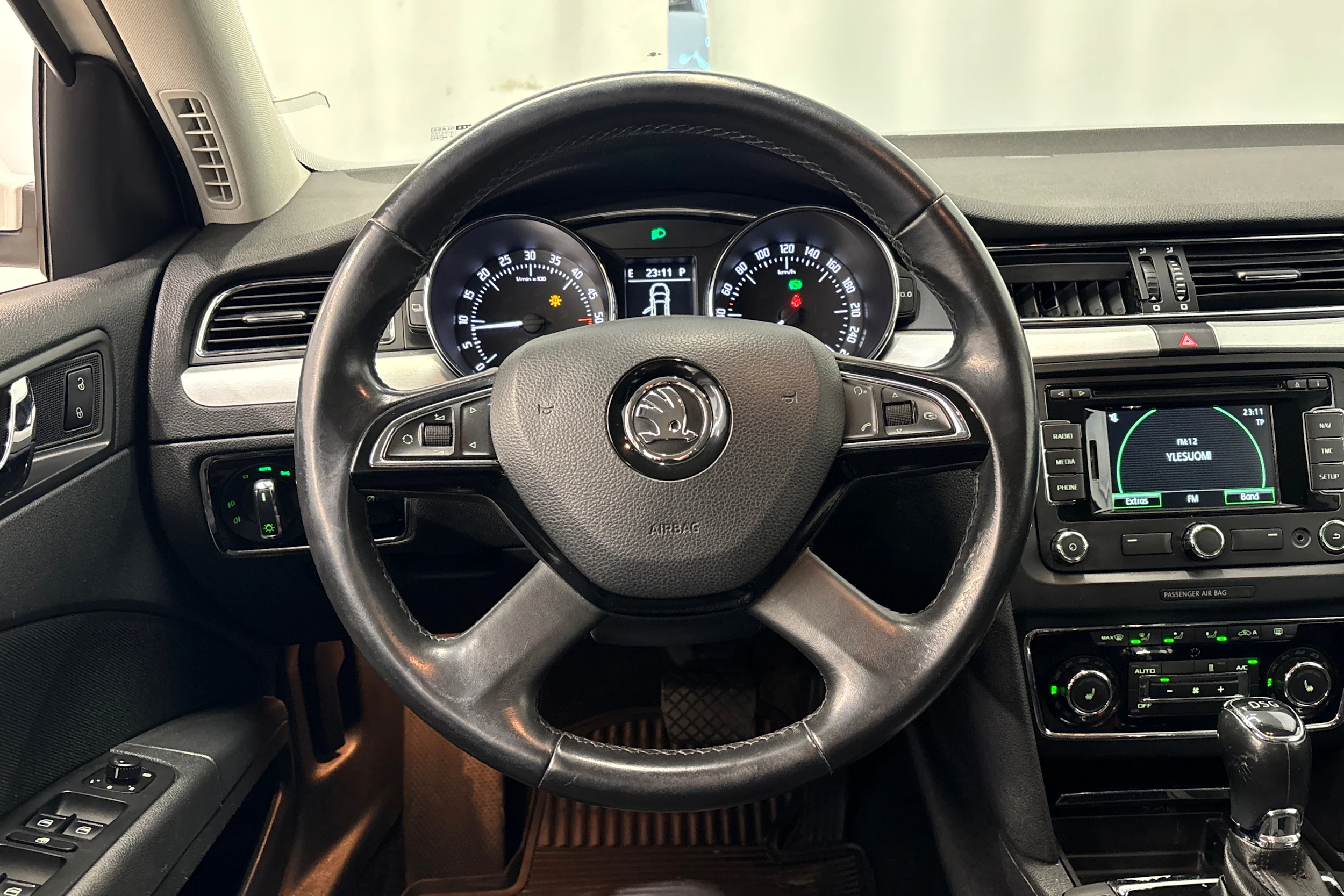 valkoinen Skoda Superb 2015 kuva 13.