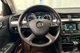 valkoinen Skoda Superb 2015 kuva 13.