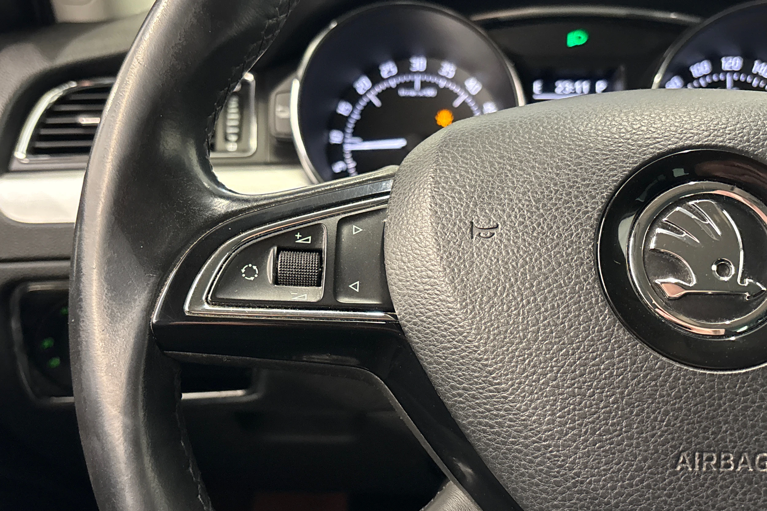 valkoinen Skoda Superb 2015 kuva 14.