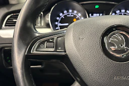 valkoinen Skoda Superb 2015 kuva 14.