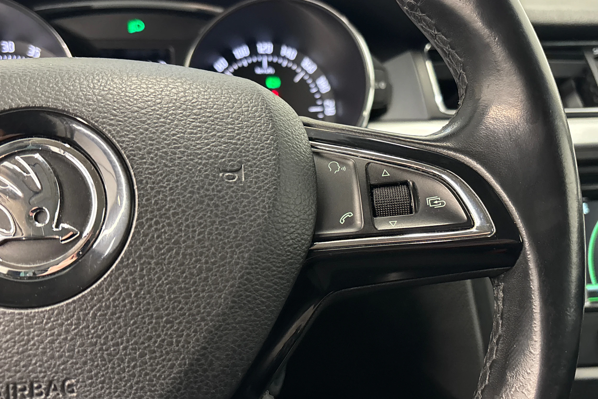 valkoinen Skoda Superb 2015 kuva 15.