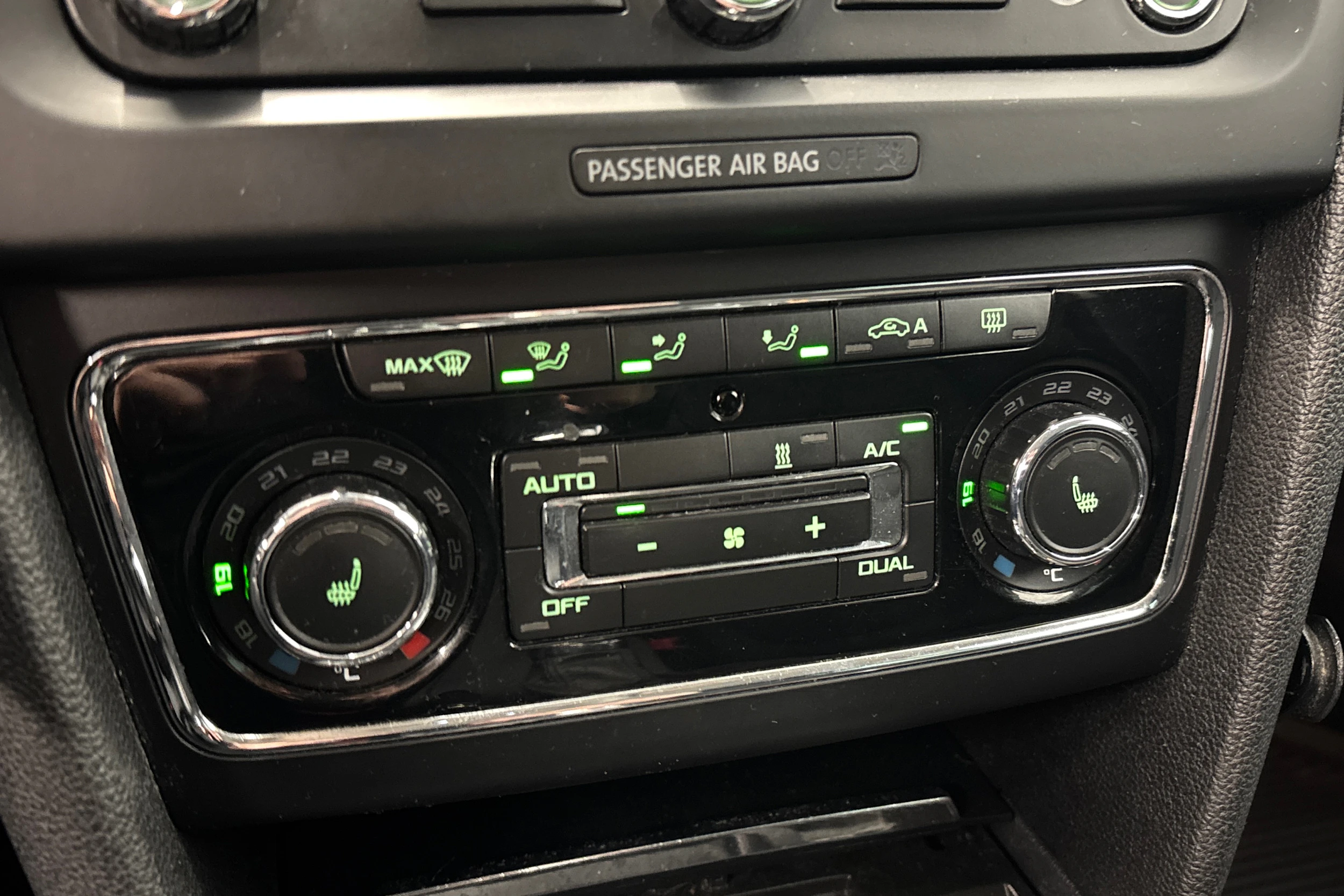 valkoinen Skoda Superb 2015 kuva 20.