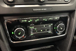 valkoinen Skoda Superb 2015 kuva 20.