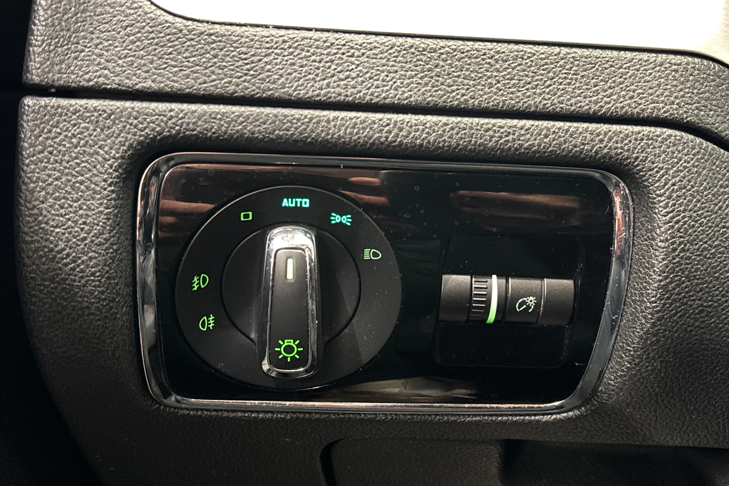 valkoinen Skoda Superb 2015 kuva 23.