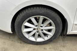 valkoinen Skoda Superb 2015 kuva 25.