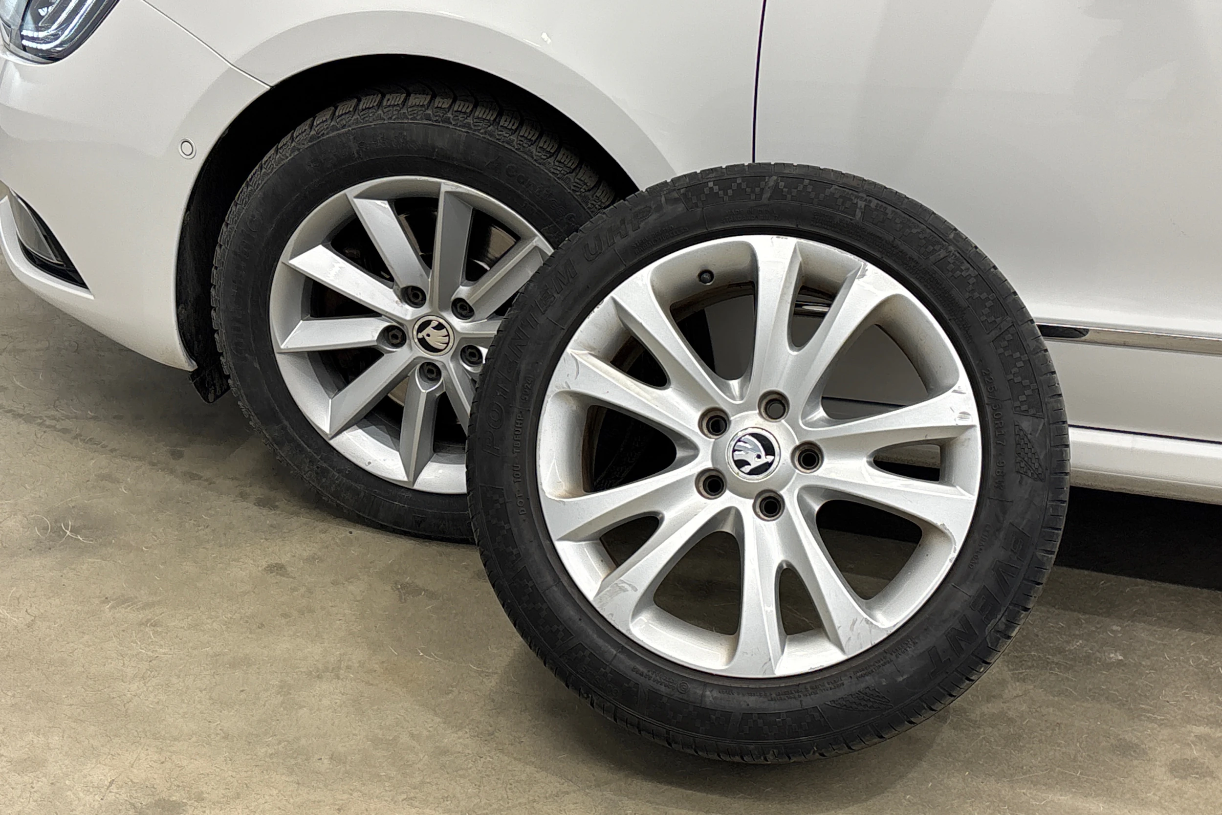 valkoinen Skoda Superb 2015 kuva 27.