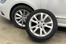 valkoinen Skoda Superb 2015 kuva 27.