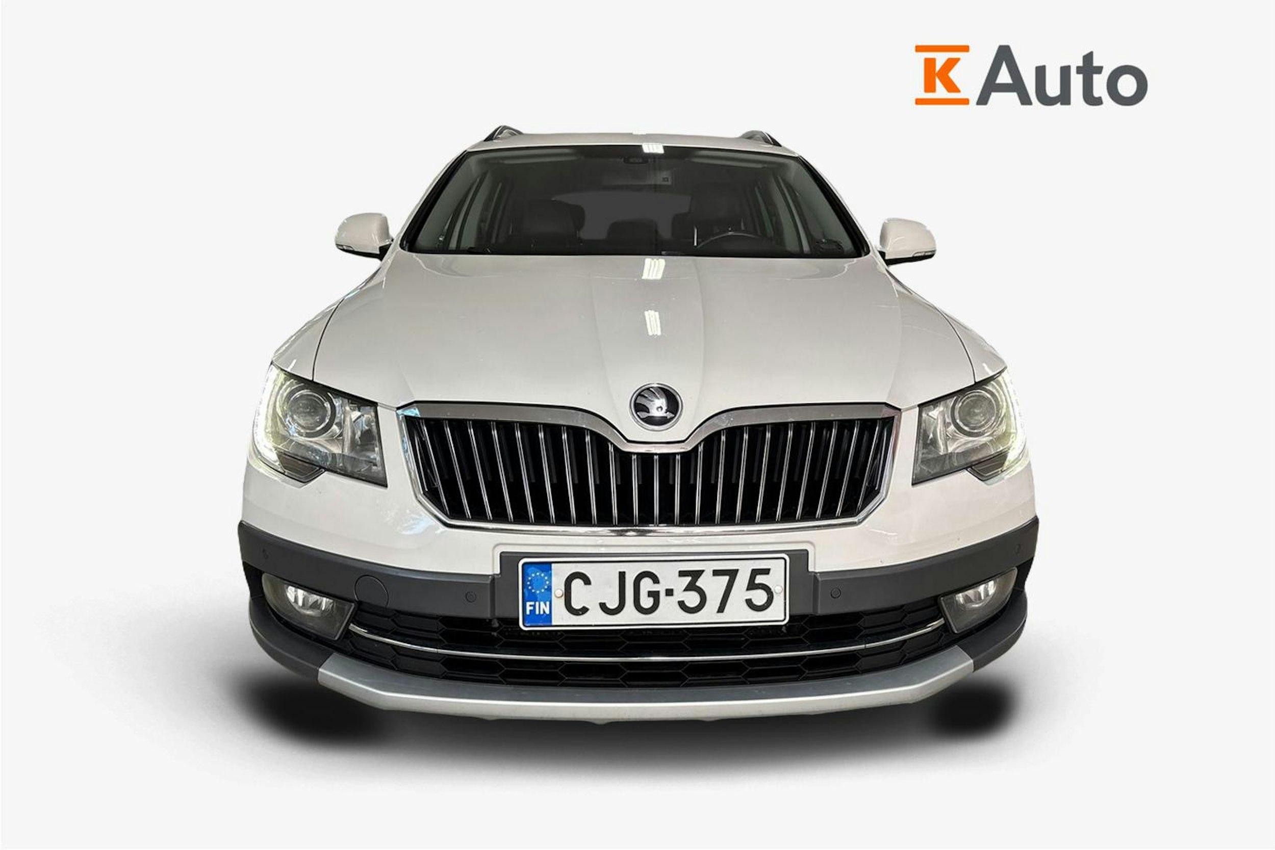 Valkoinen Skoda Superb 2015 kuva 5.
