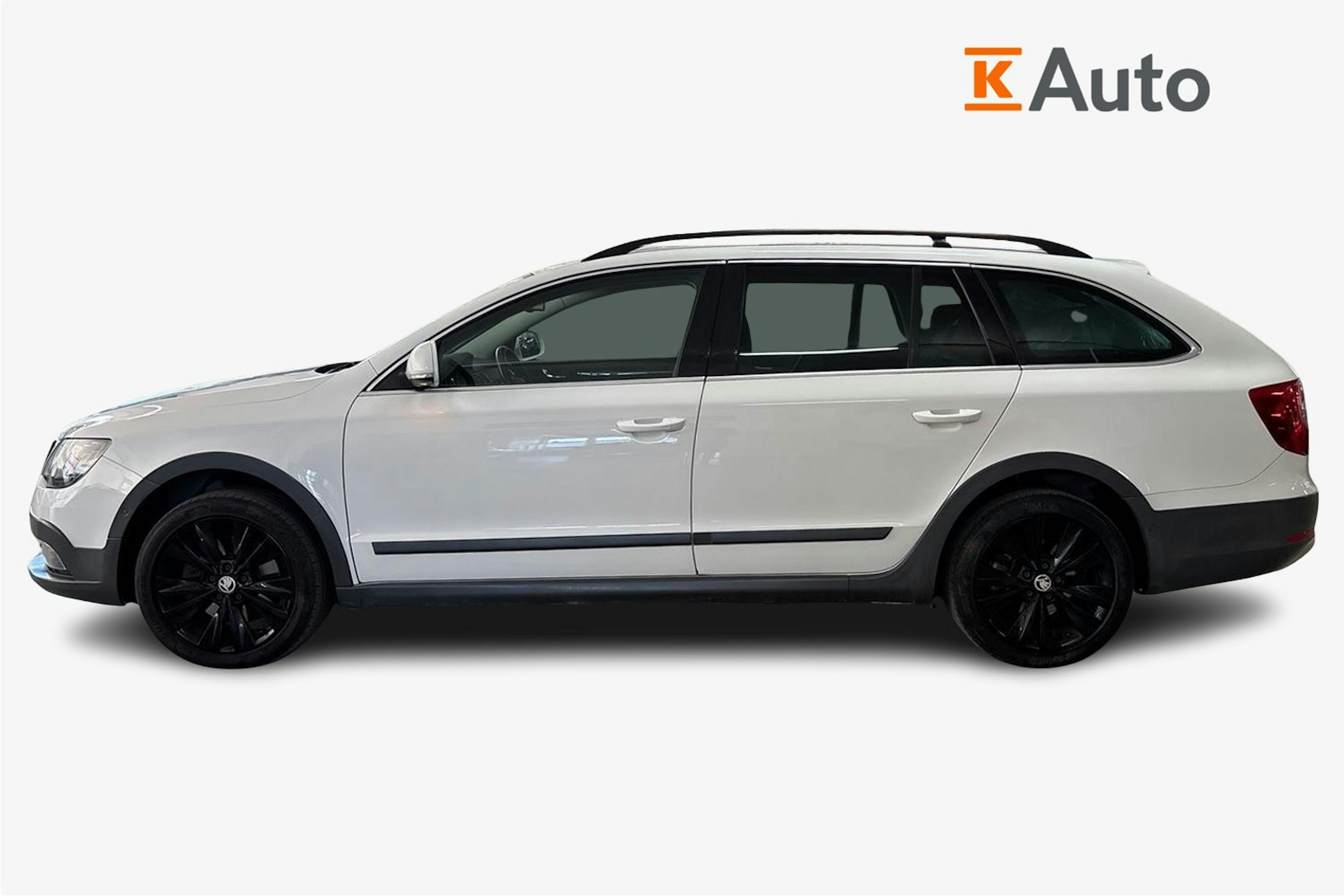 Valkoinen Skoda Superb 2015 kuva 6.