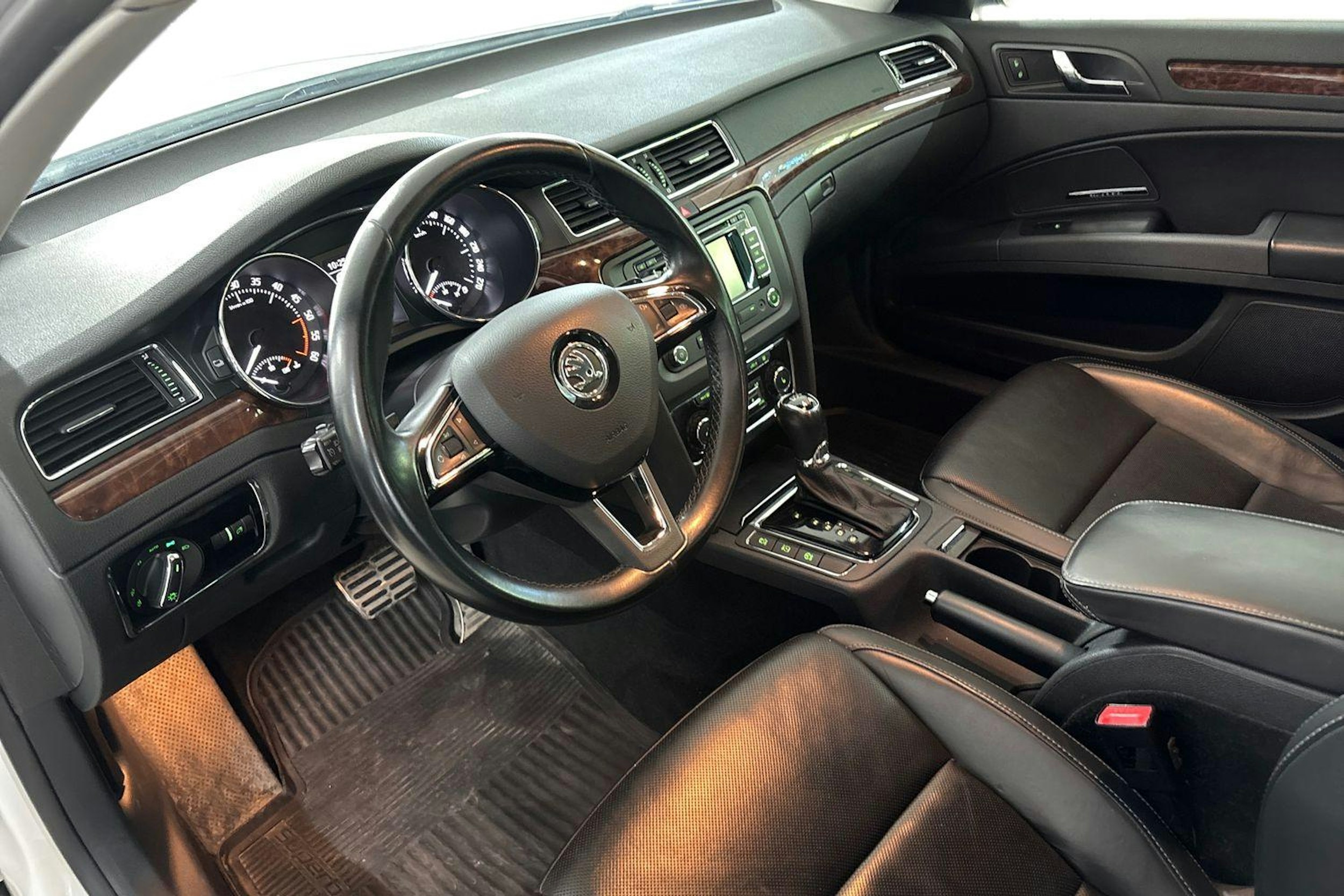 Valkoinen Skoda Superb 2015 kuva 7.