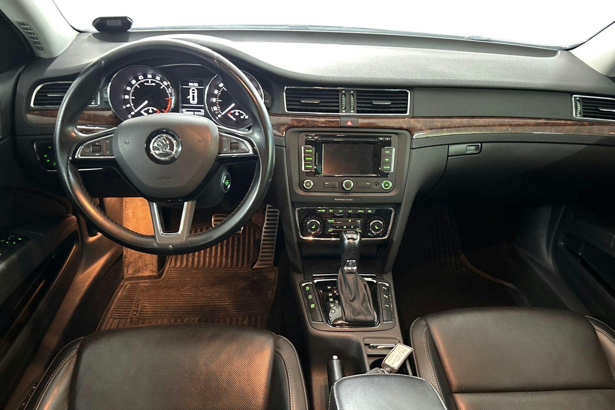 Valkoinen Skoda Superb 2015 kuva 9.