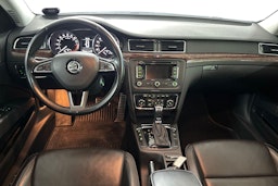Valkoinen Skoda Superb 2015 kuva 9.