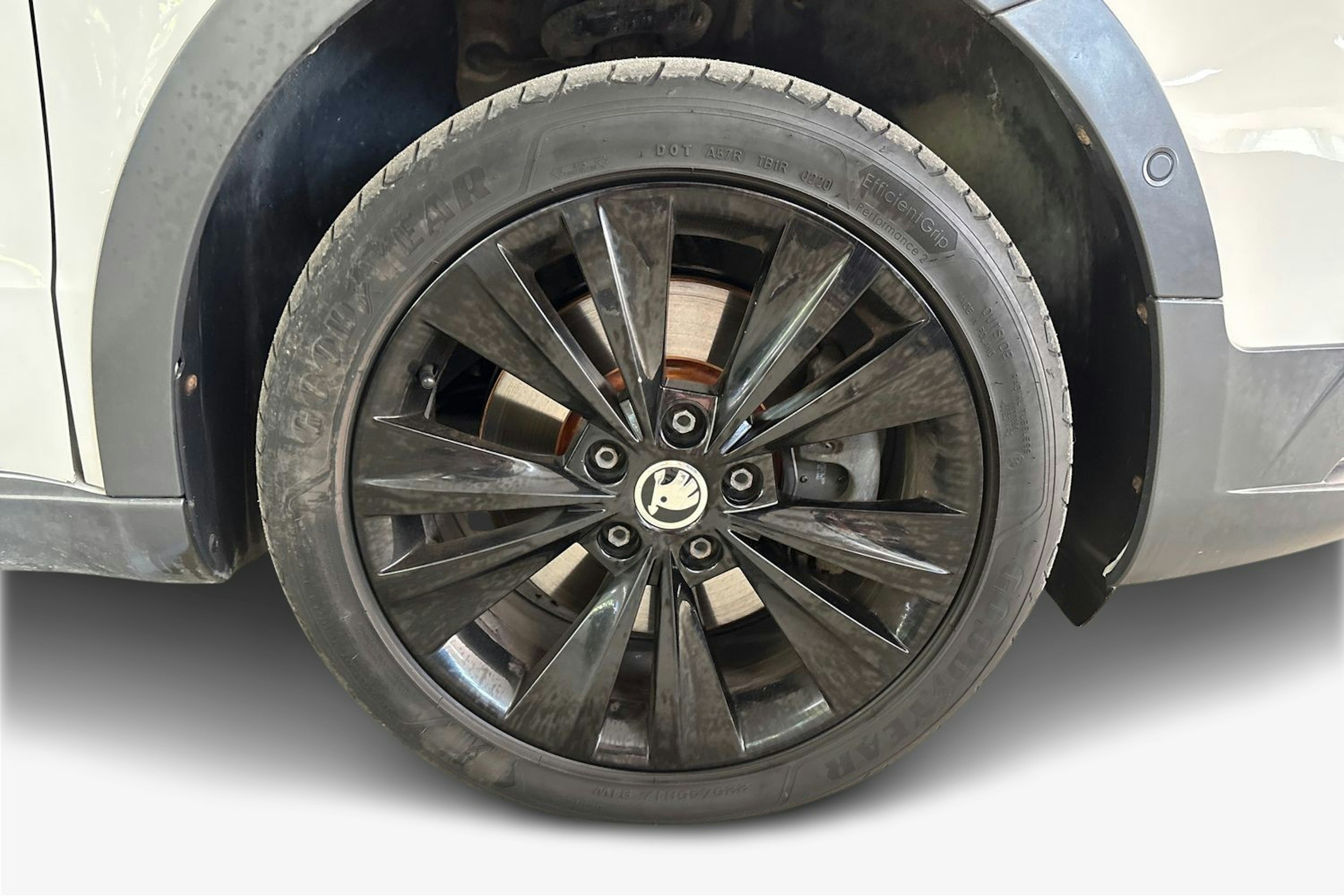 Valkoinen Skoda Superb 2015 kuva 11.