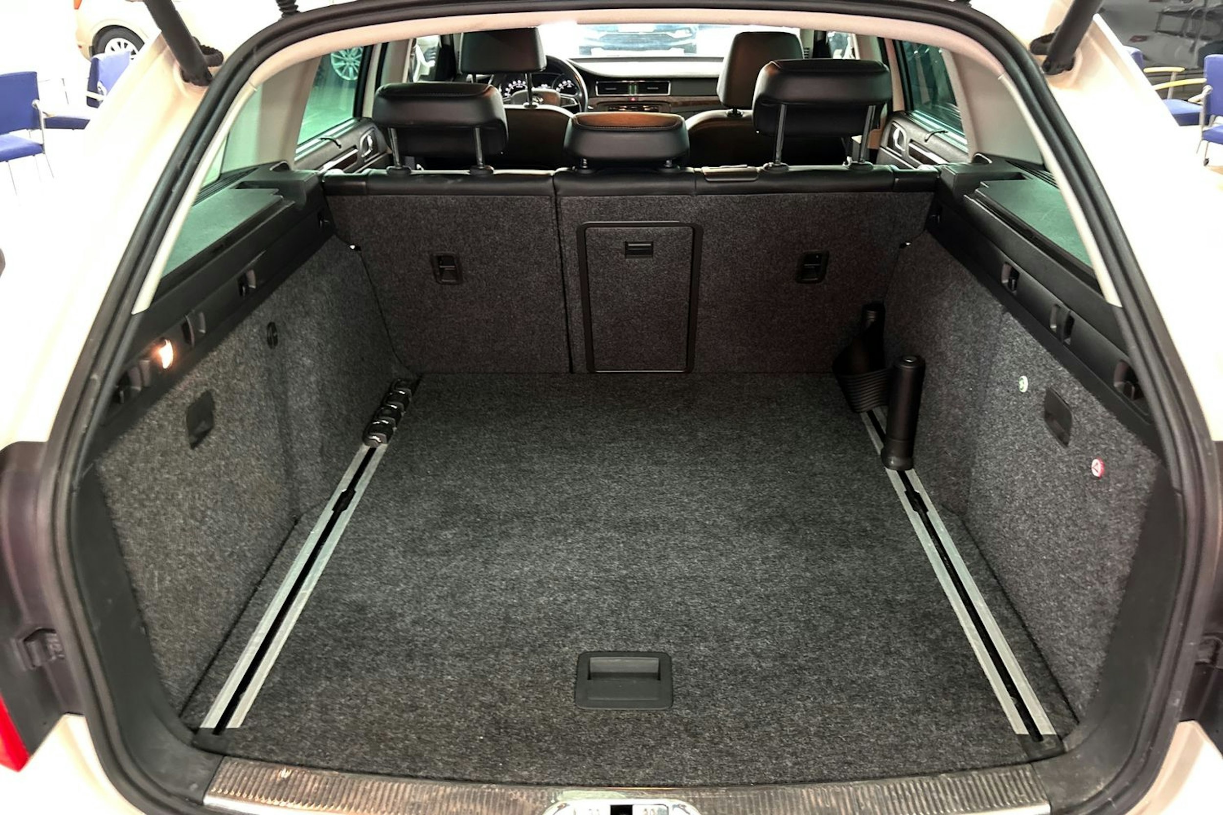 Valkoinen Skoda Superb 2015 kuva 16.