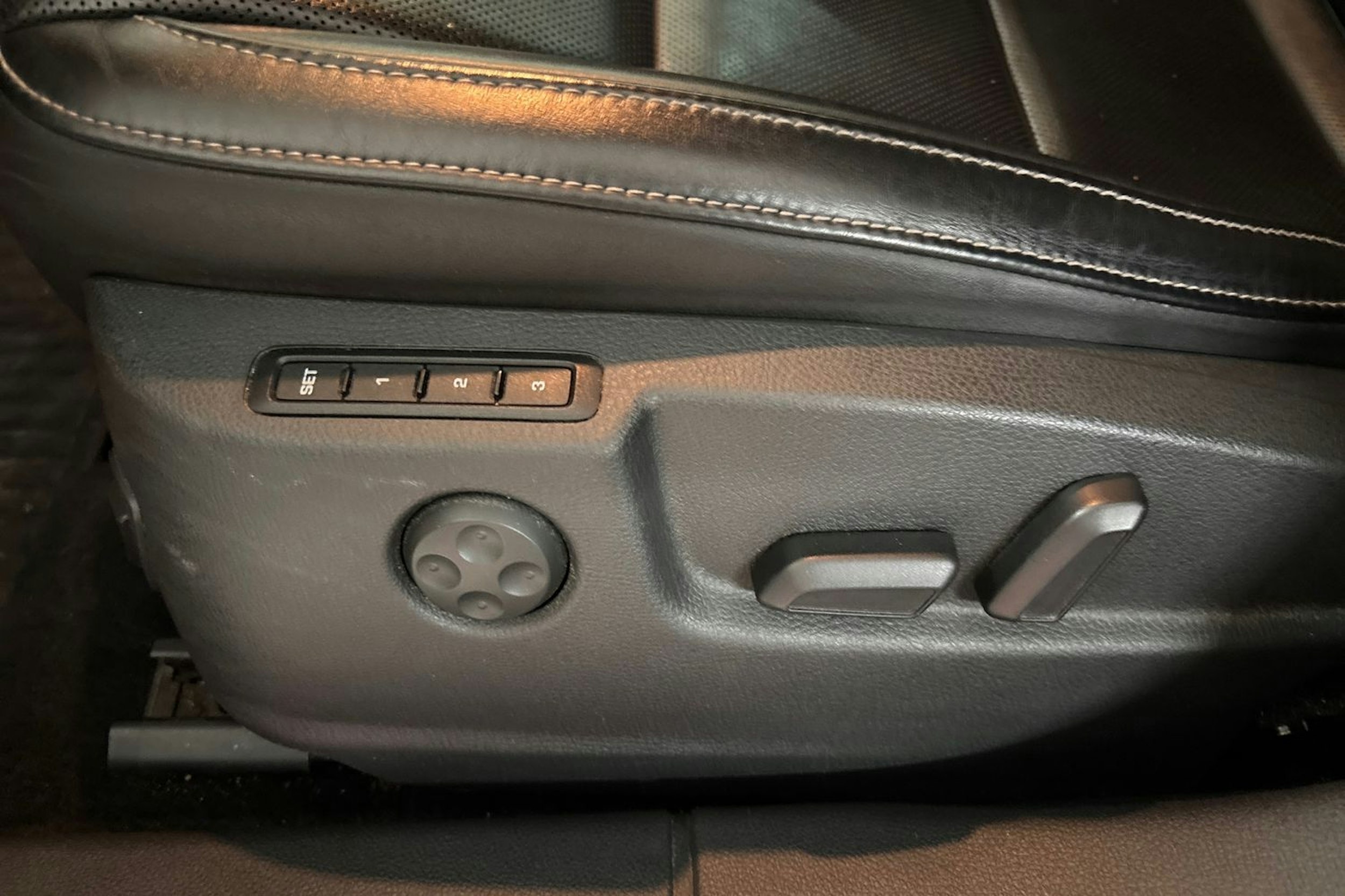 Valkoinen Skoda Superb 2015 kuva 18.