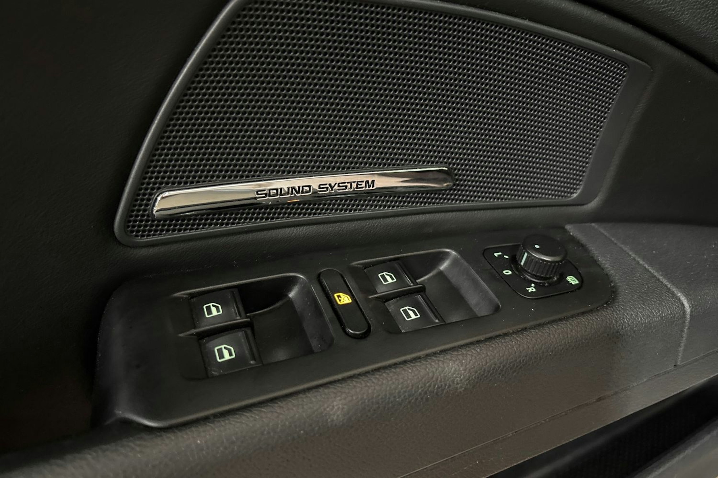 Valkoinen Skoda Superb 2015 kuva 19.