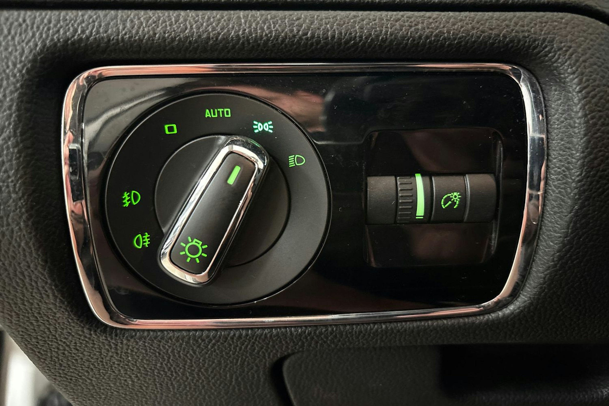 Valkoinen Skoda Superb 2015 kuva 20.