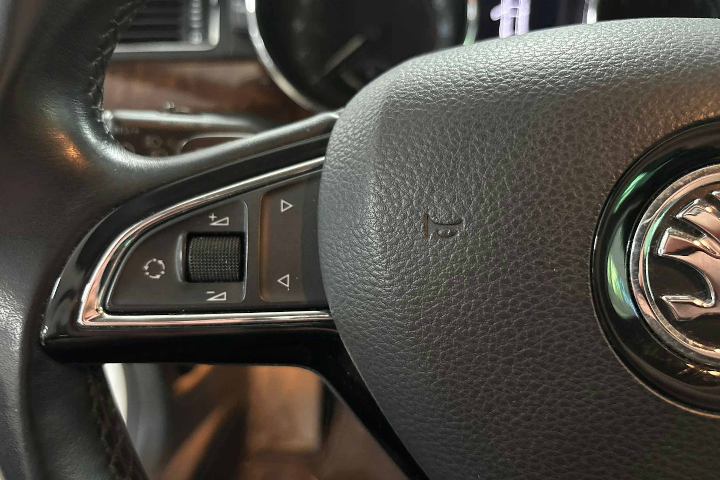Valkoinen Skoda Superb 2015 kuva 21.