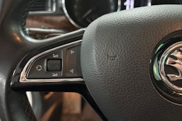 Valkoinen Skoda Superb 2015 kuva 21.