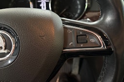 Valkoinen Skoda Superb 2015 kuva 22.