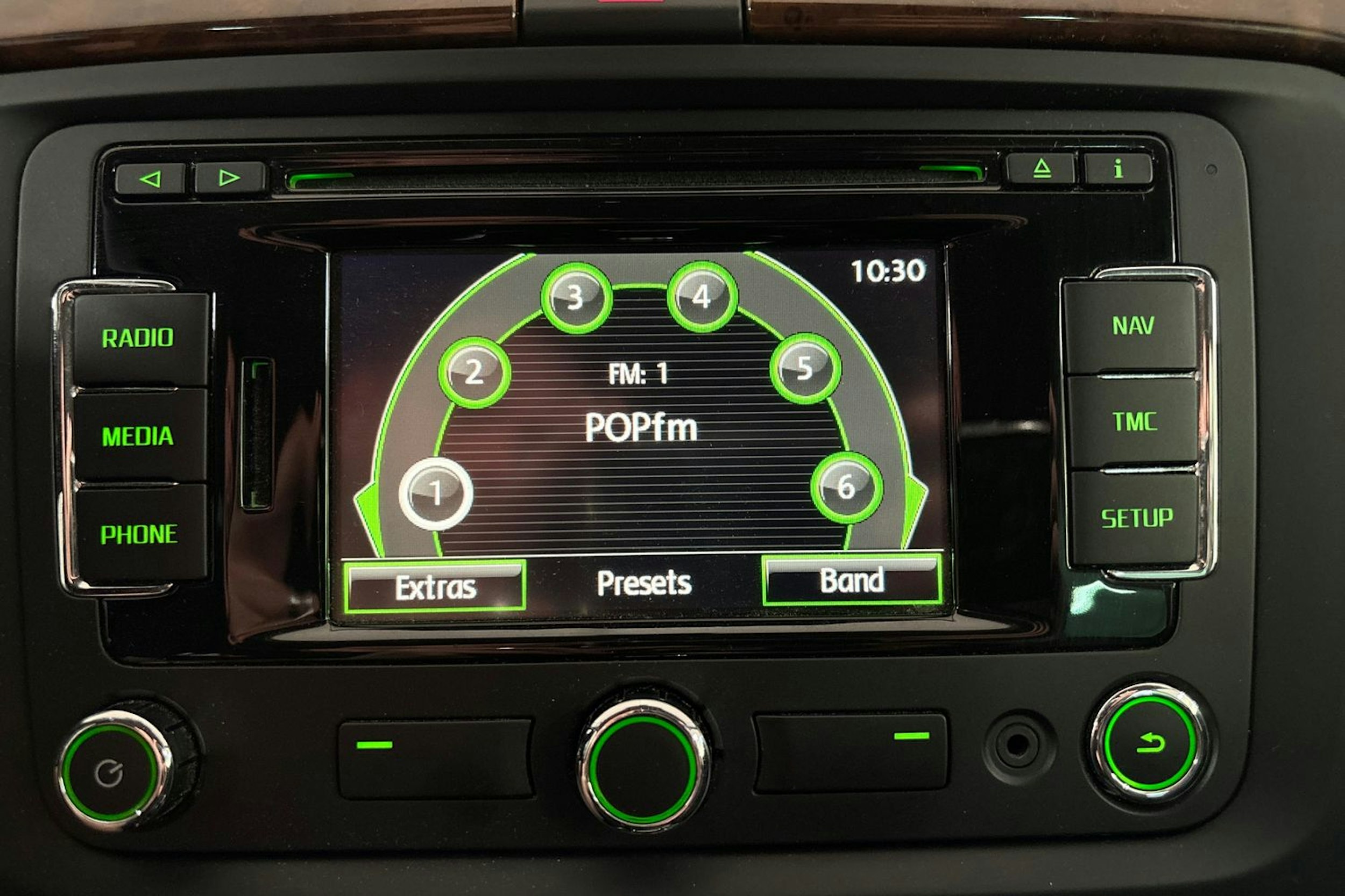 Valkoinen Skoda Superb 2015 kuva 24.