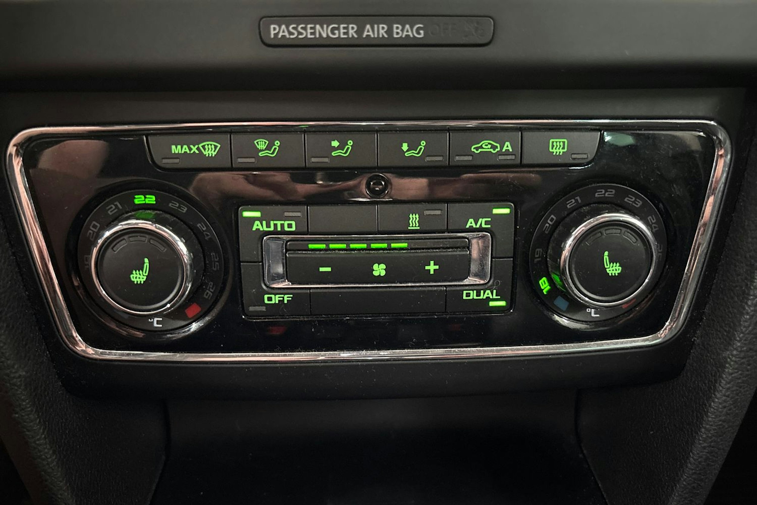 Valkoinen Skoda Superb 2015 kuva 25.