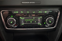 Valkoinen Skoda Superb 2015 kuva 25.