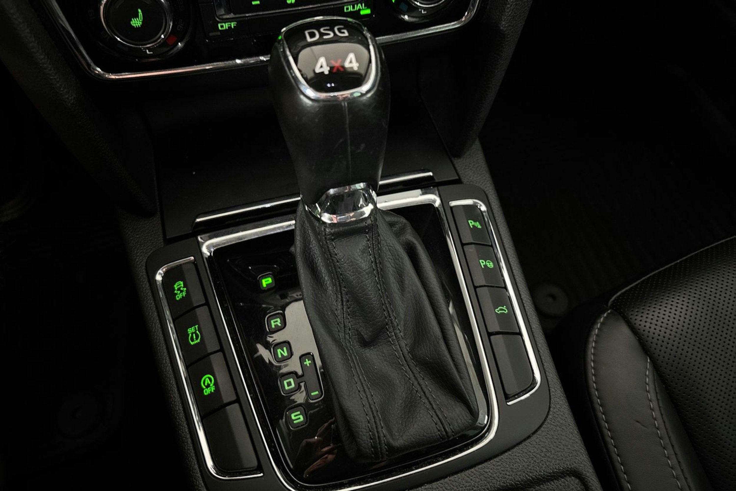 Valkoinen Skoda Superb 2015 kuva 26.