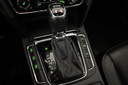 Valkoinen Skoda Superb 2015 kuva 26.