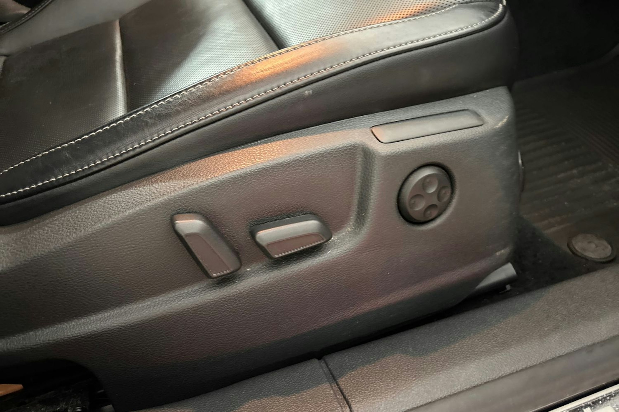 Valkoinen Skoda Superb 2015 kuva 29.