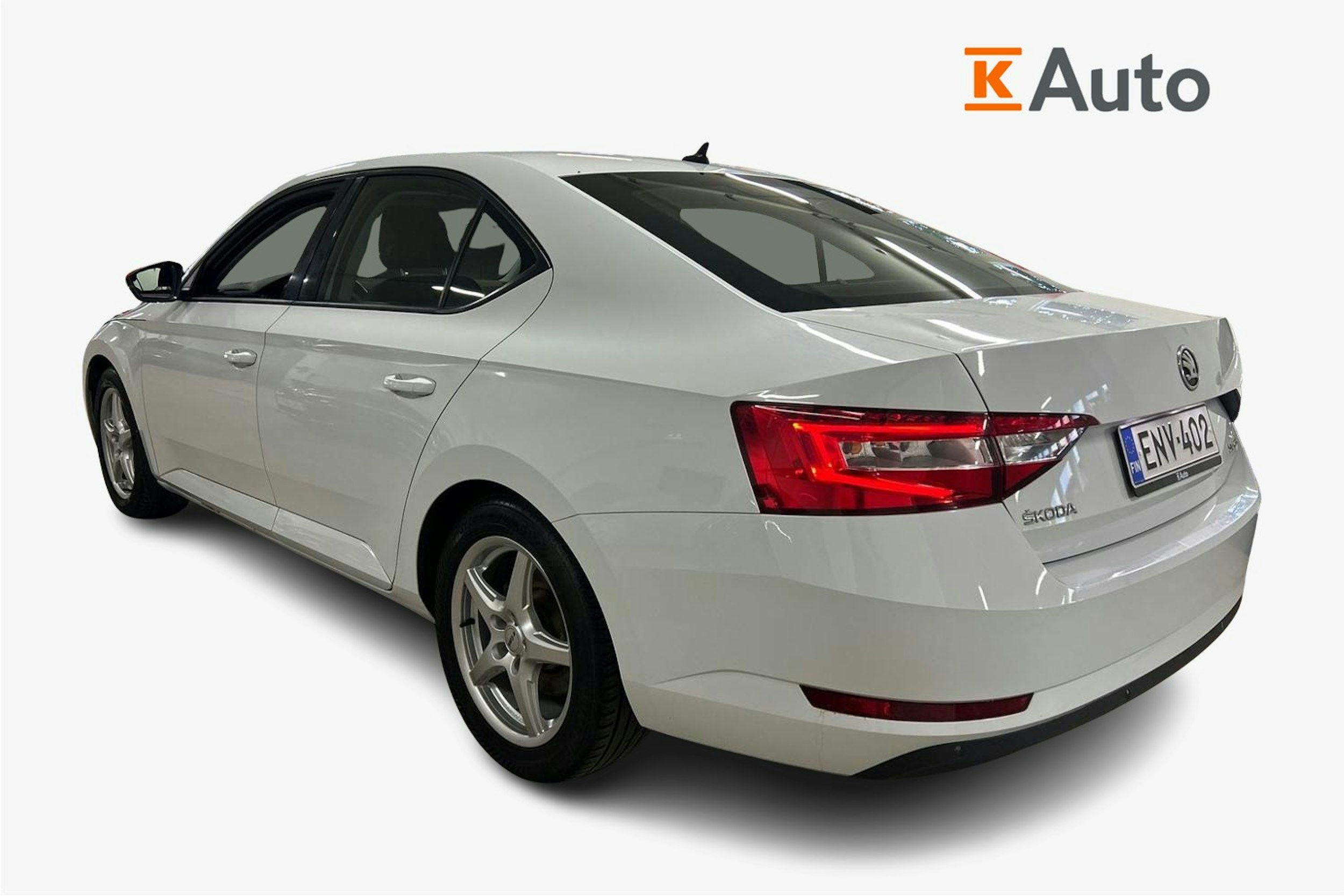 Valkoinen Skoda Superb 2015 kuva 2.