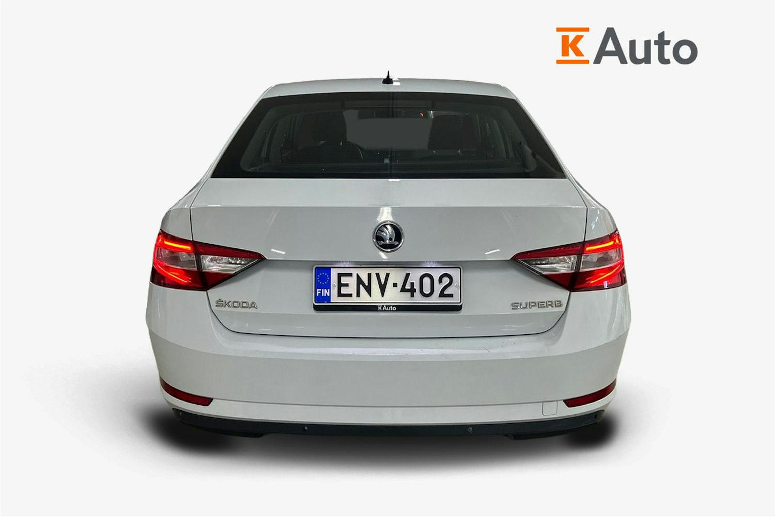 Valkoinen Skoda Superb 2015 kuva 3.