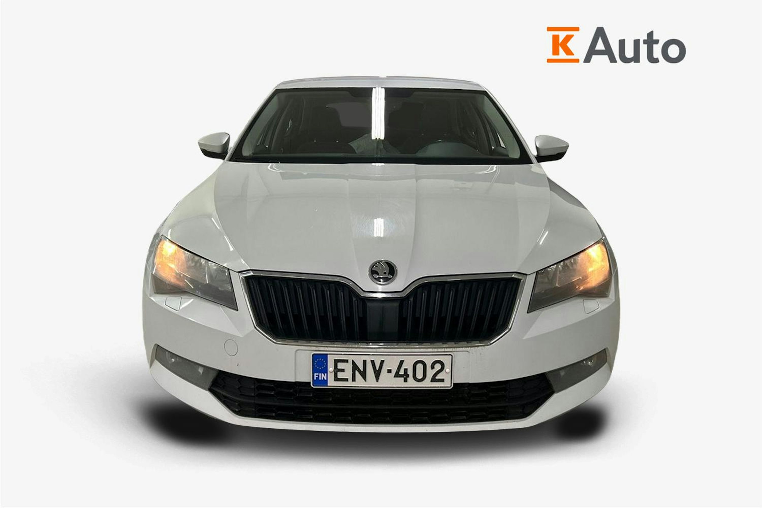 Valkoinen Skoda Superb 2015 kuva 5.